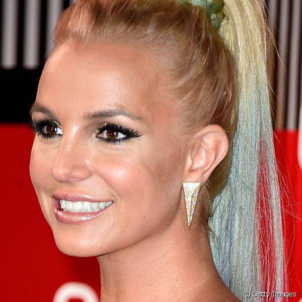 O delineado preto no estilo gatinho foi usado por Britney Spears, que completou o visual com um batom nude de acabamento cremoso
